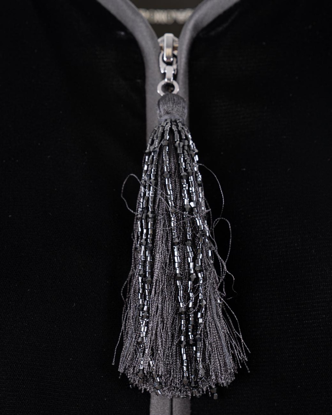 shop EMPORIO ARMANI  Giacca: Emporio Armani giacca in velluto con zip.
Chiusura con zip.
Nappina con perline.
Profili in satin.
Maniche lunghe.
Fodera in raso.
Composizione: 65% viscosa, 35% cupro; fodera: 100% poliestere
Made in Romania.. EW001468 AF10208-UC001 number 8583287